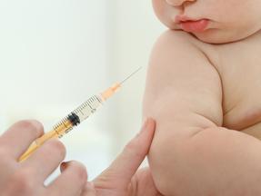 Médico vacinando bebê