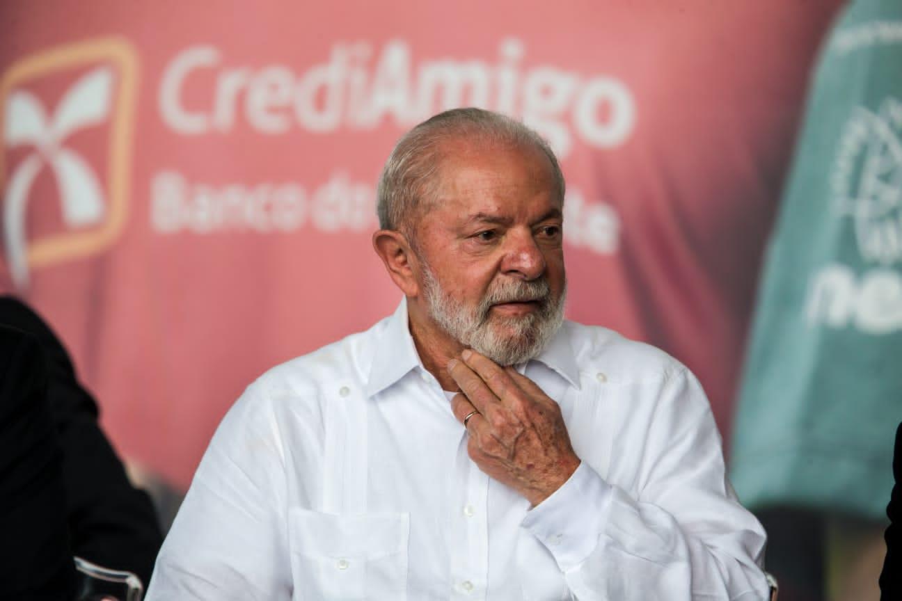 Lula de camisa branca