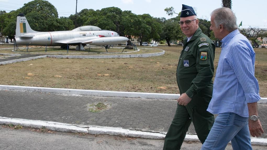 Comandante da Aeronáutica acompanha ministro da Defesa em visita à Base Aérea de Fortaleza, futura sede do ITA Ceará