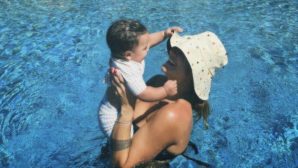 gabriela e bebê na piscina