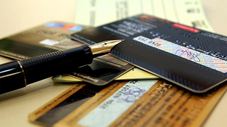 Foto que contém cartões de crédito