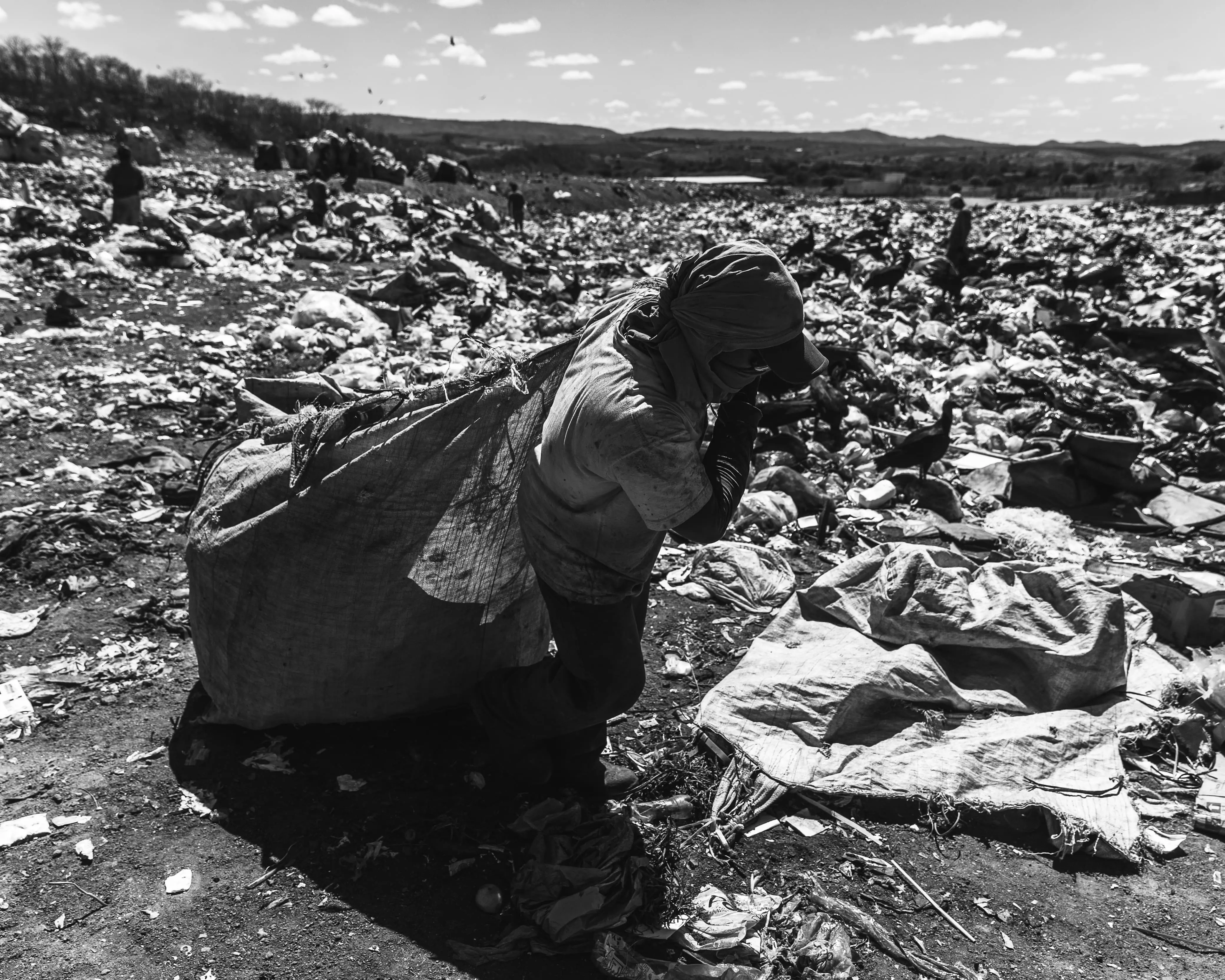 Pessoas catando lixo