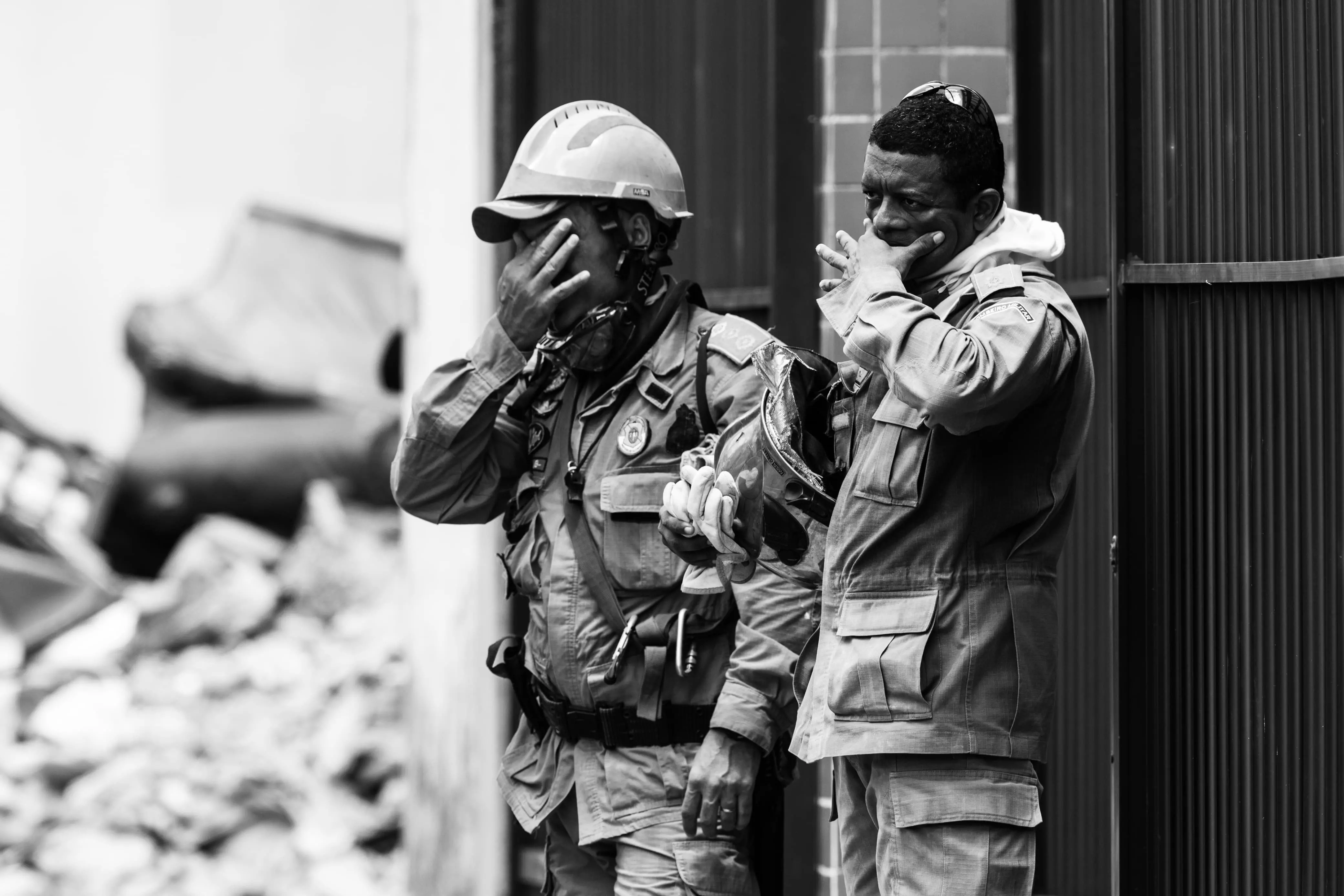Bombeiros destroços