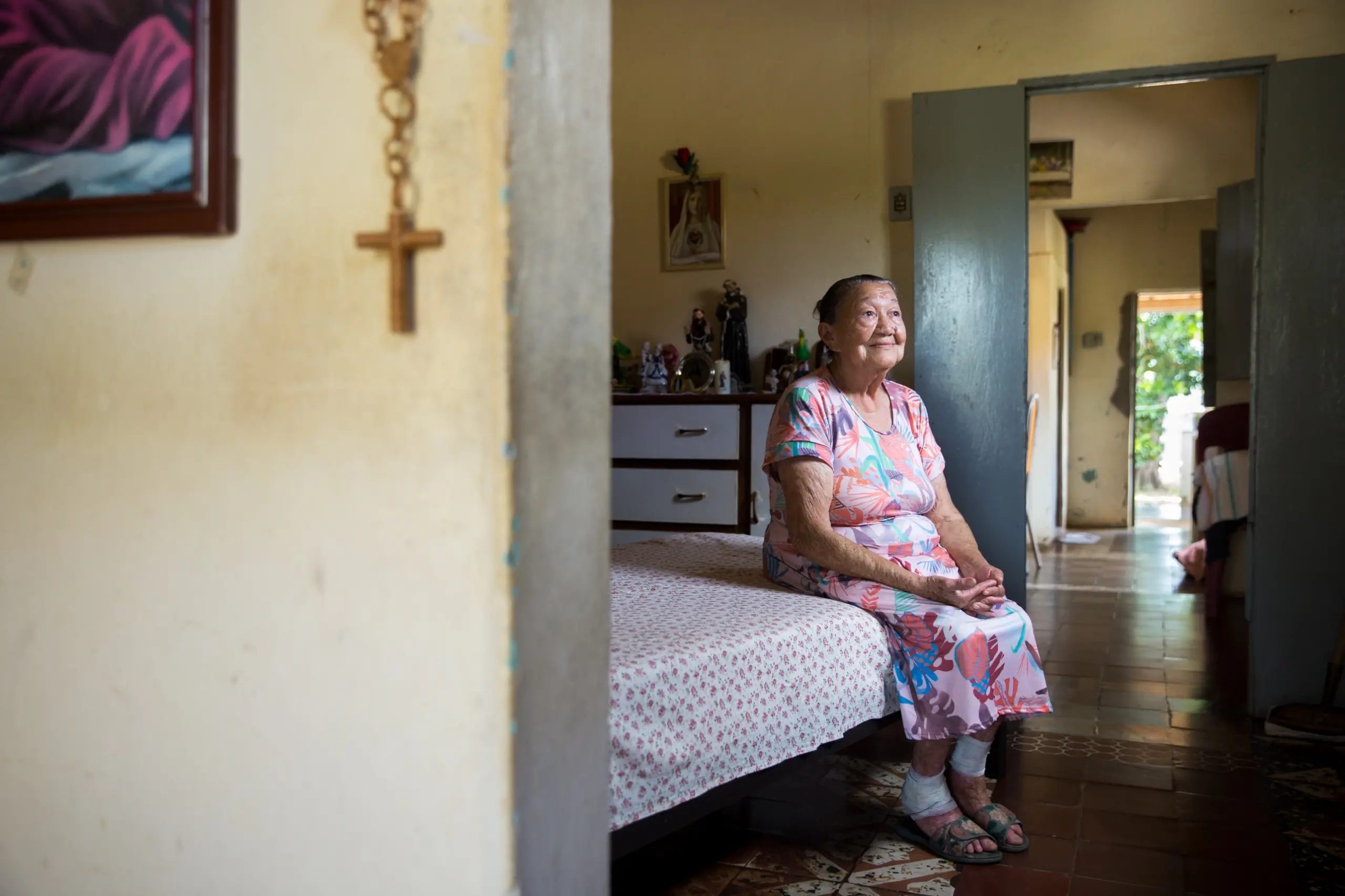 Idosa admirando a vista