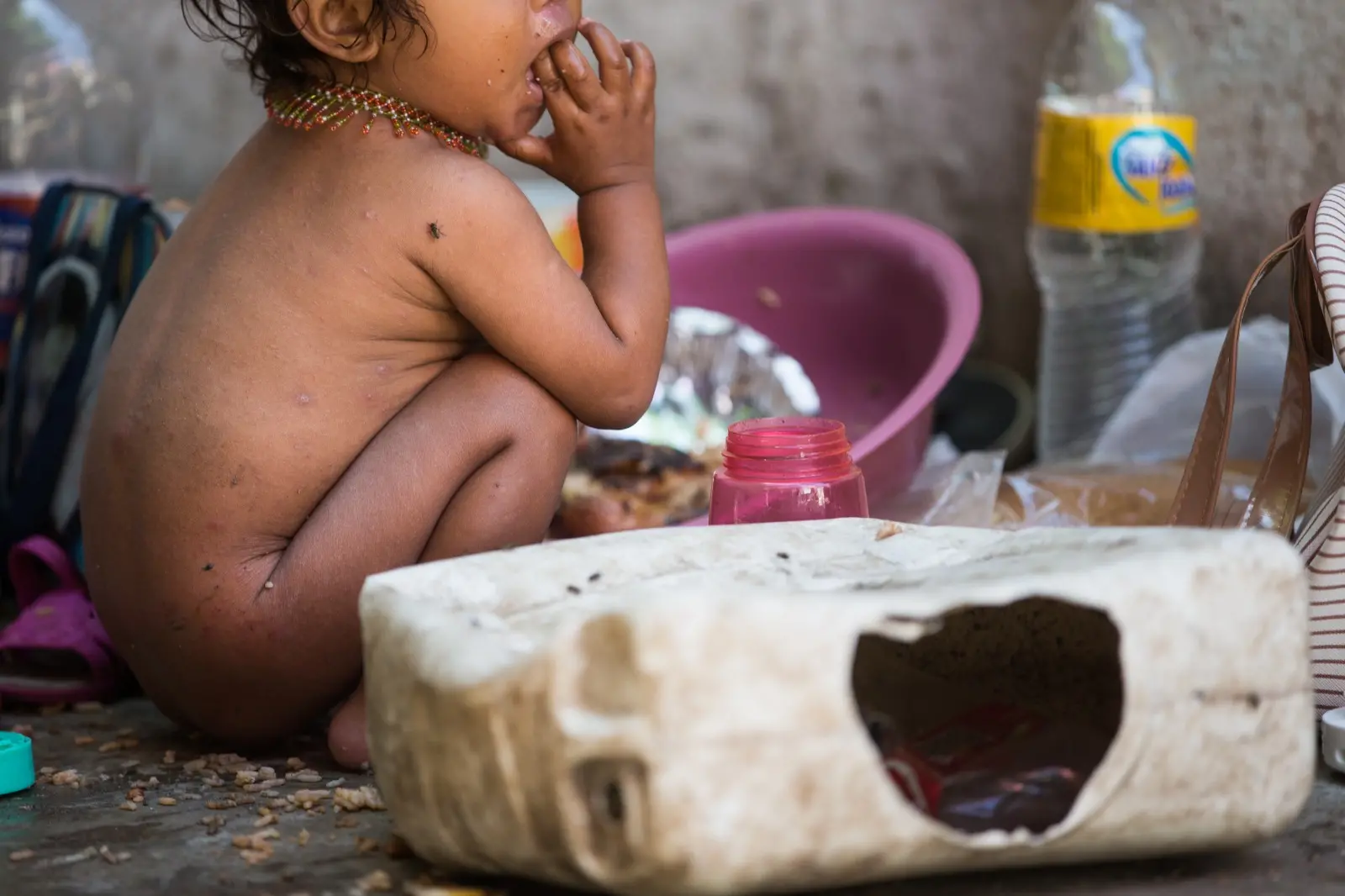 Criança se alimentando