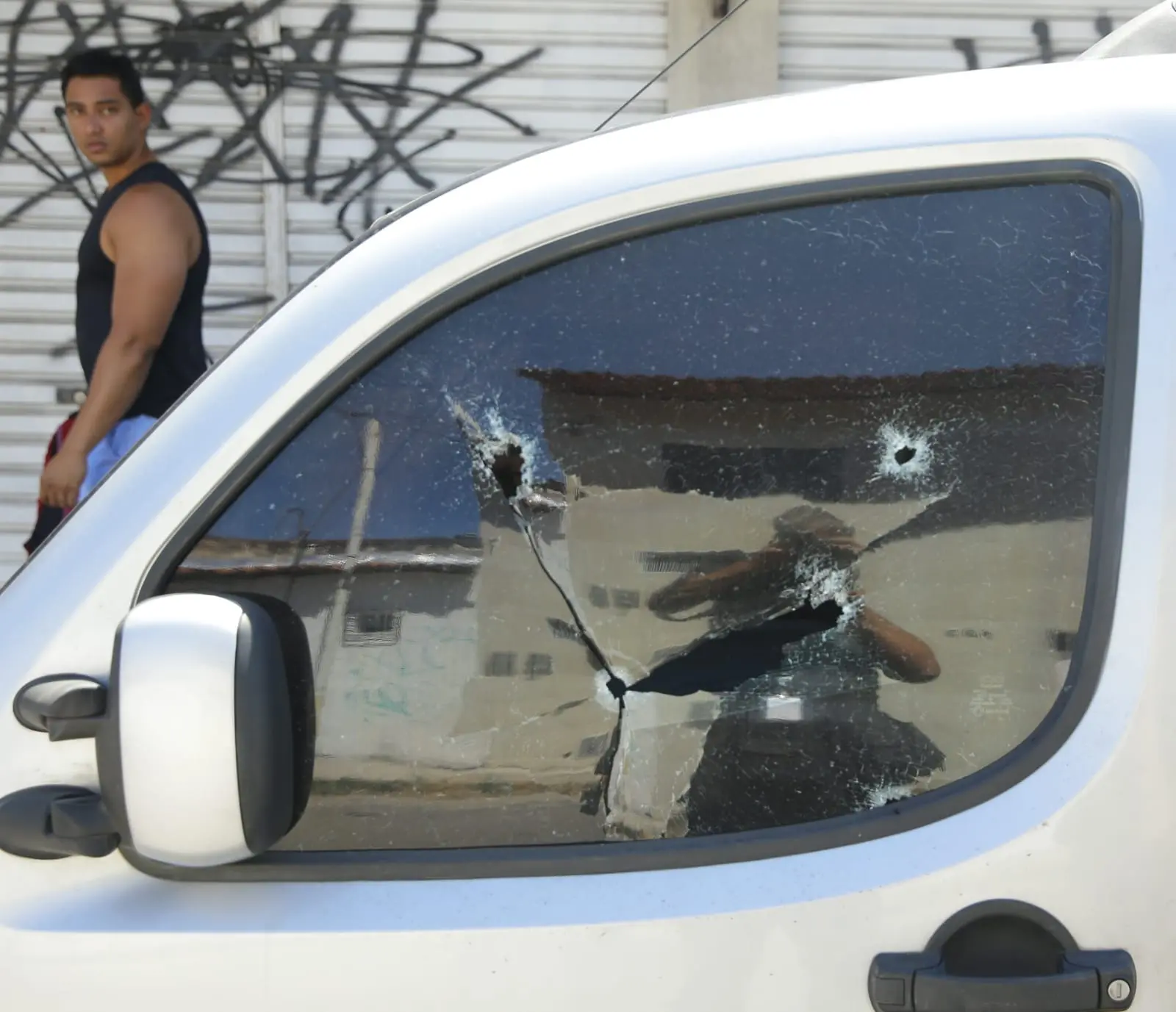 Vidro perfurado por disparos