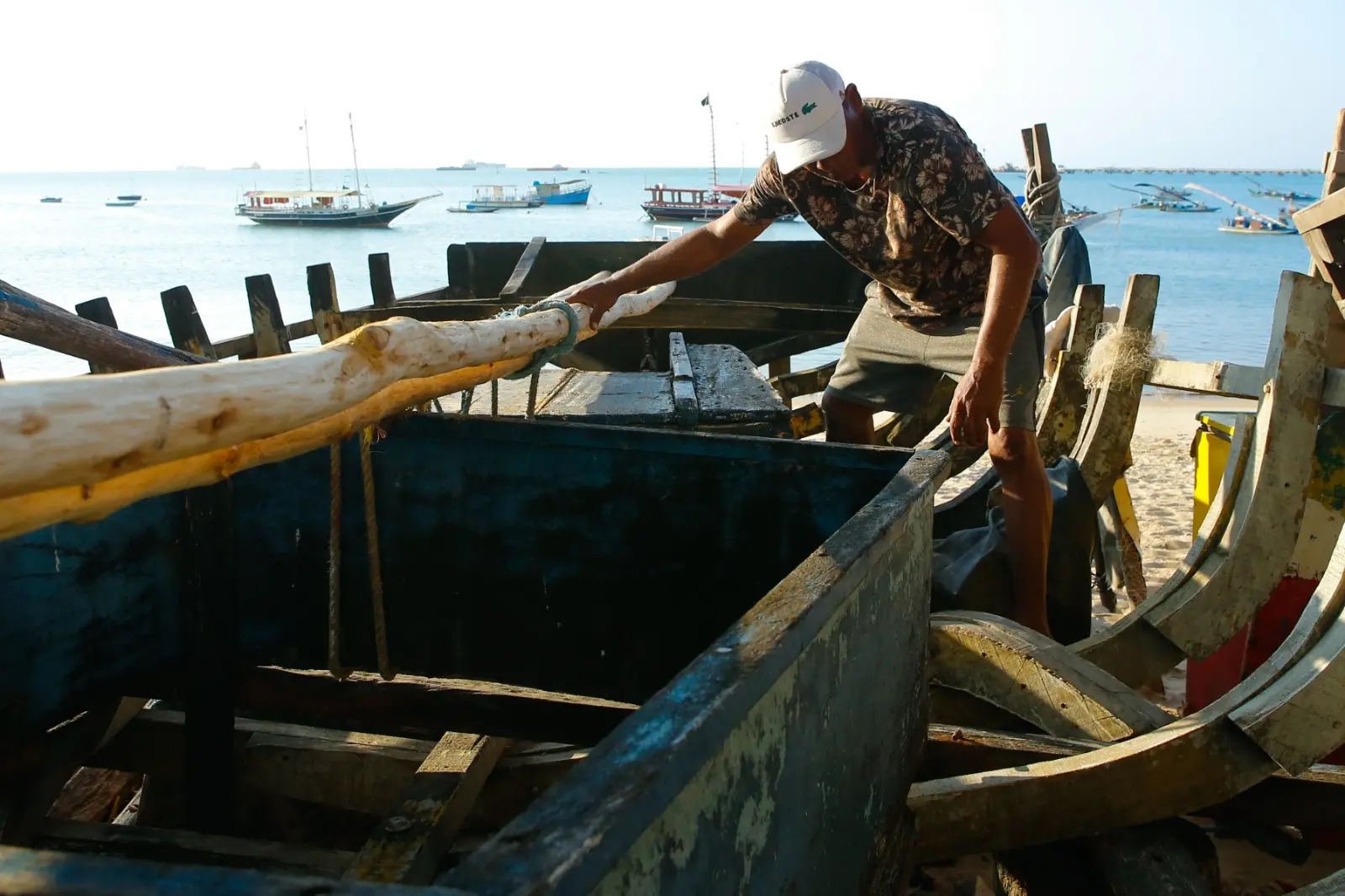 Pescador organizando seu barco