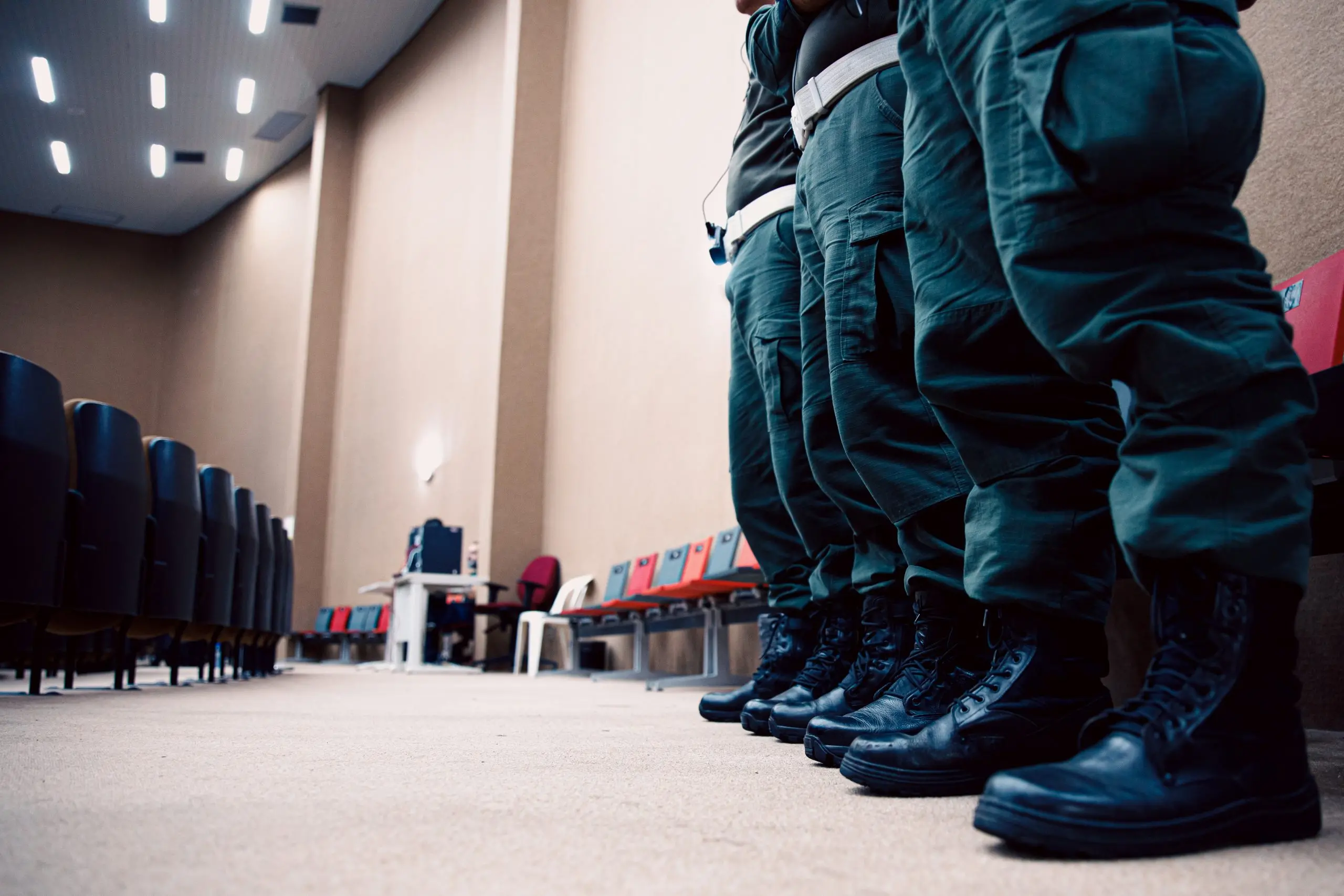 imagem que mostra cintura para baixo de policiais