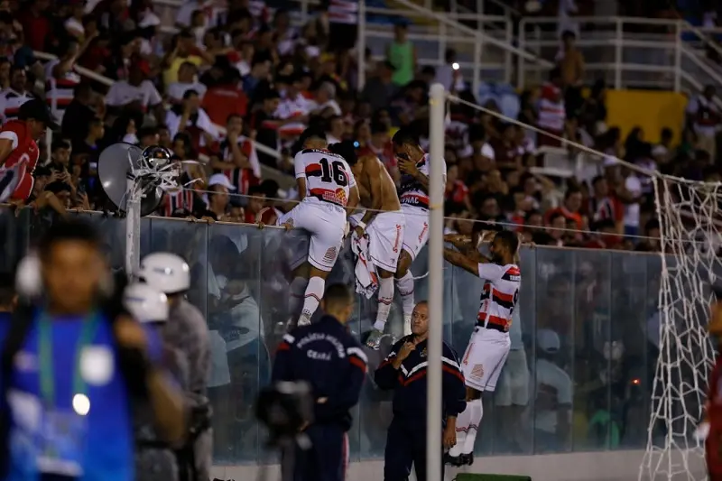 Imagem mostra jogadores