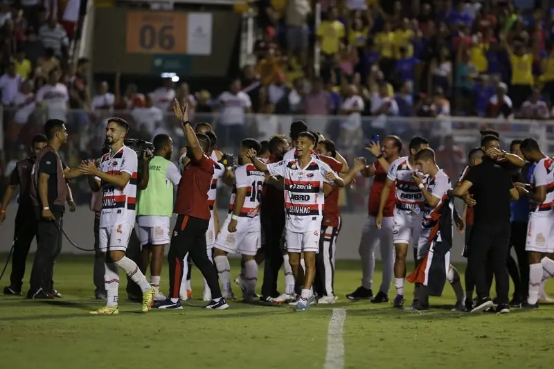 Imagem mostra jogadores de futebol