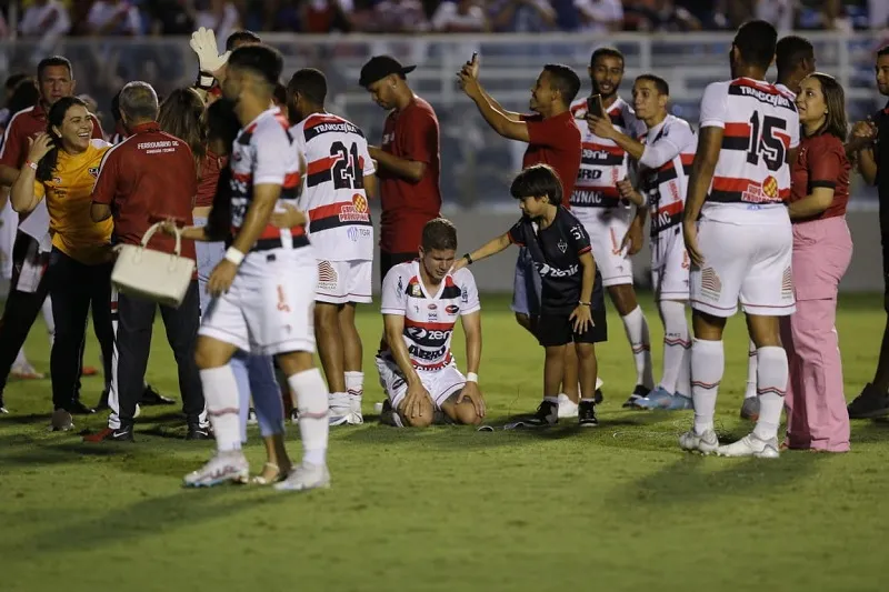 Emoção dos jogadores do Ferroviário em campo.