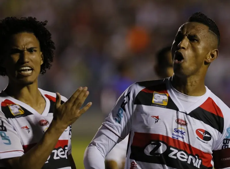Imagem mostra jogadores de futebol