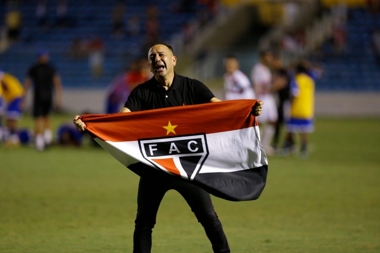 Paulinho Kobayashi mostra bandeira do Ferroviário