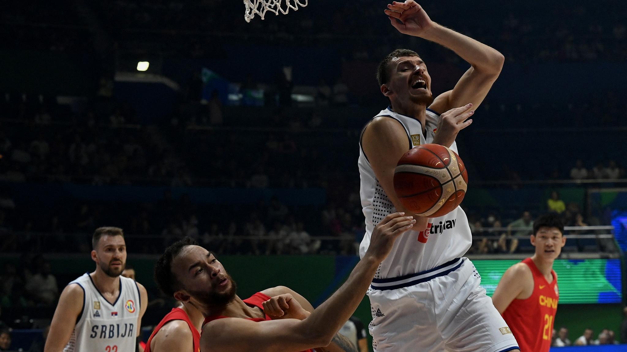 Jogo de basquete na Sérvia realizado a céu aberto e com fogos viraliza