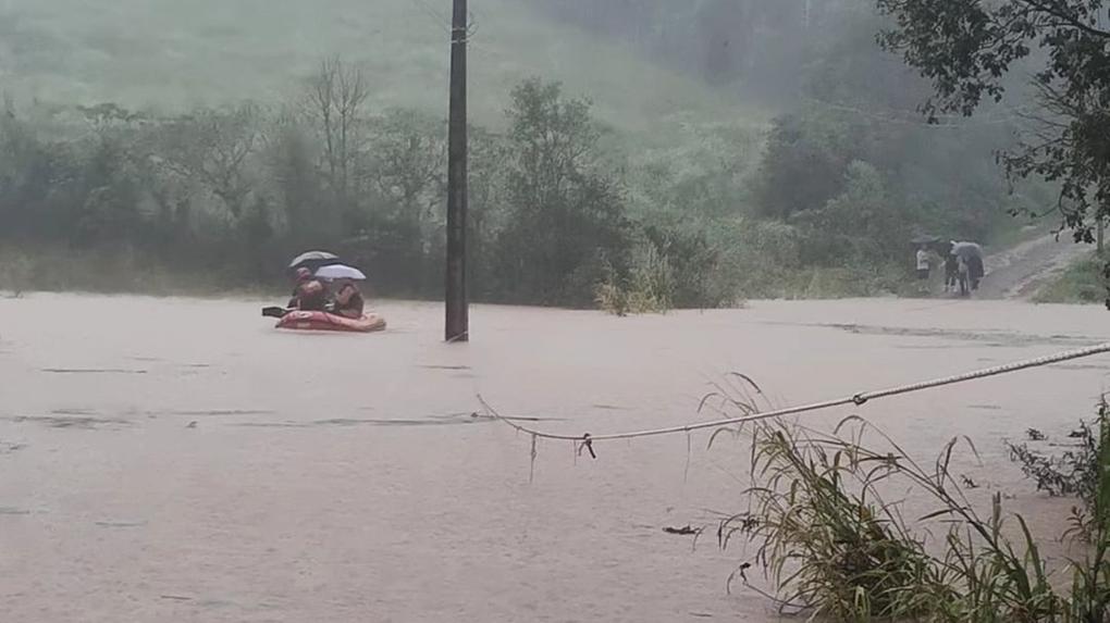 Bombeiros atuam no resgate de pessoas ilhadas durante inundação em município do Rio Grande do Sul