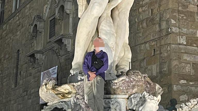 foto de turista em frente a fonte na Itália