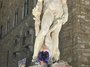 foto de turista em frente a fonte na Itália