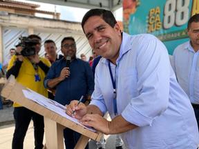 Bruno Figueiredo, prefeito de Pacajus, assina papel em evento oficial da Prefeitura de Pacajus