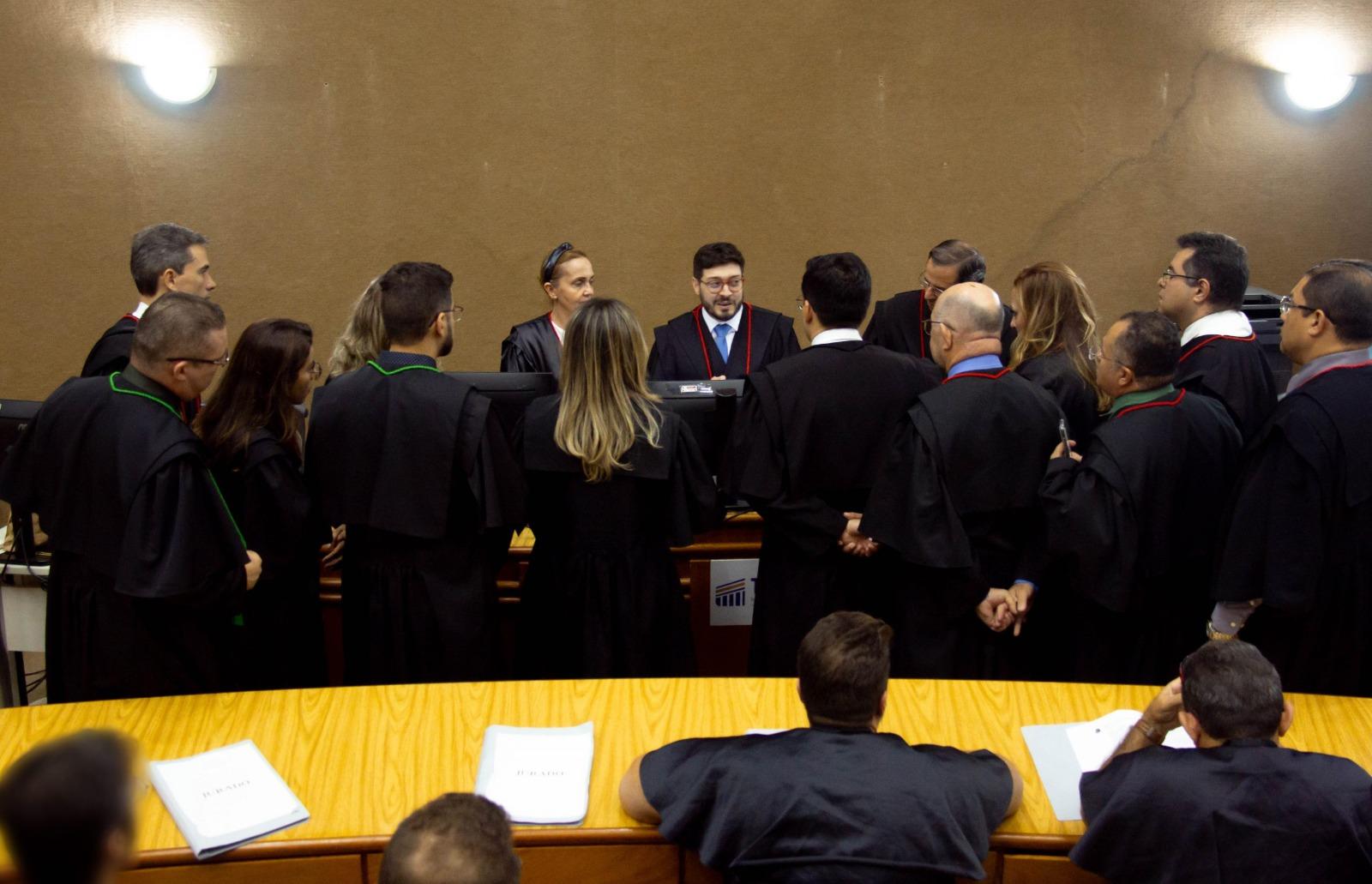 A votação é secreta e pode durar horas. Apenas os Juízes, representantes da acusação e da defesa e os sete jurados participam deste momento