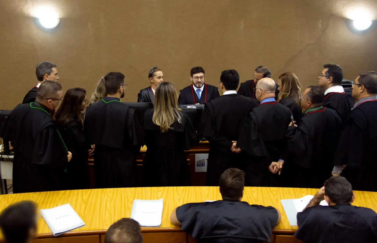 A votação é secreta e pode durar horas. Apenas os Juízes, representantes da acusação e da defesa e os sete jurados participam deste momento