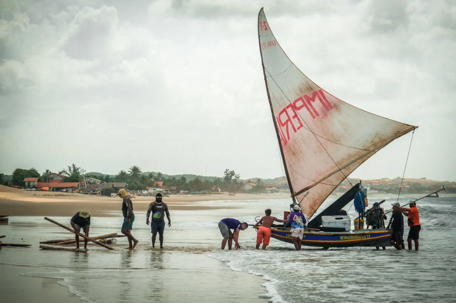 Irmãos contam com o apoio de outros pescadores para retirar jangada da água