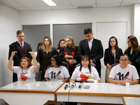 Integrante do MPCE e mães do curió no fórum Clóvis beviláqua após a absolvição de 8 PMs