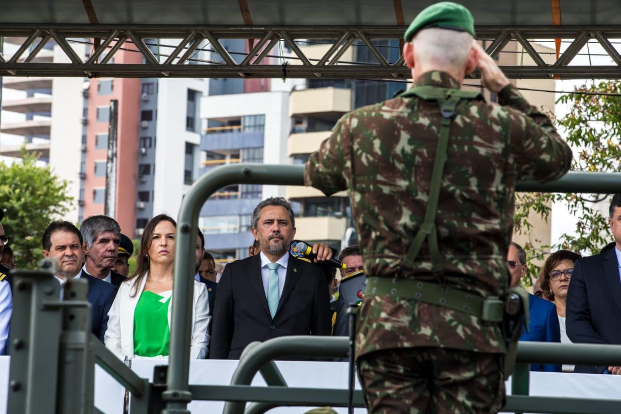 O governado do Ceará, Elmano de Freitas, participou do desfile cívico-militar