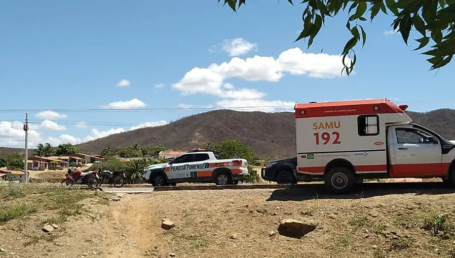 O Serviço de Atendimento Móvel de Urgência (SAMU) foi chamado para a ocorrência, mas a mulher não resistiu aos ferimentos
