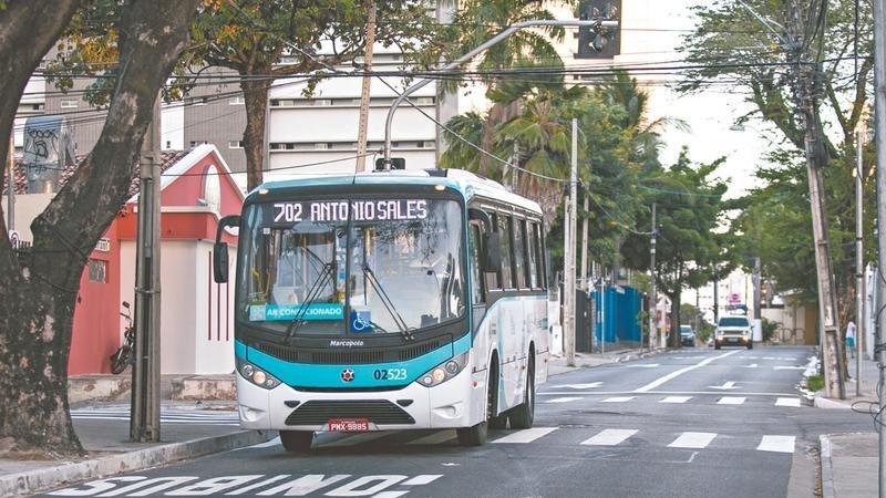 Ônibus trafegando pela rua Padre Valdevino