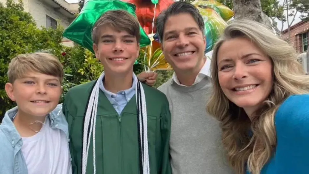 Erick Marmo ao lado da esposa e dos filhos