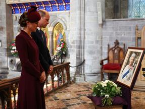 Príncipe William e Kate middleton olhando para quadro da rainha elizabeth II
