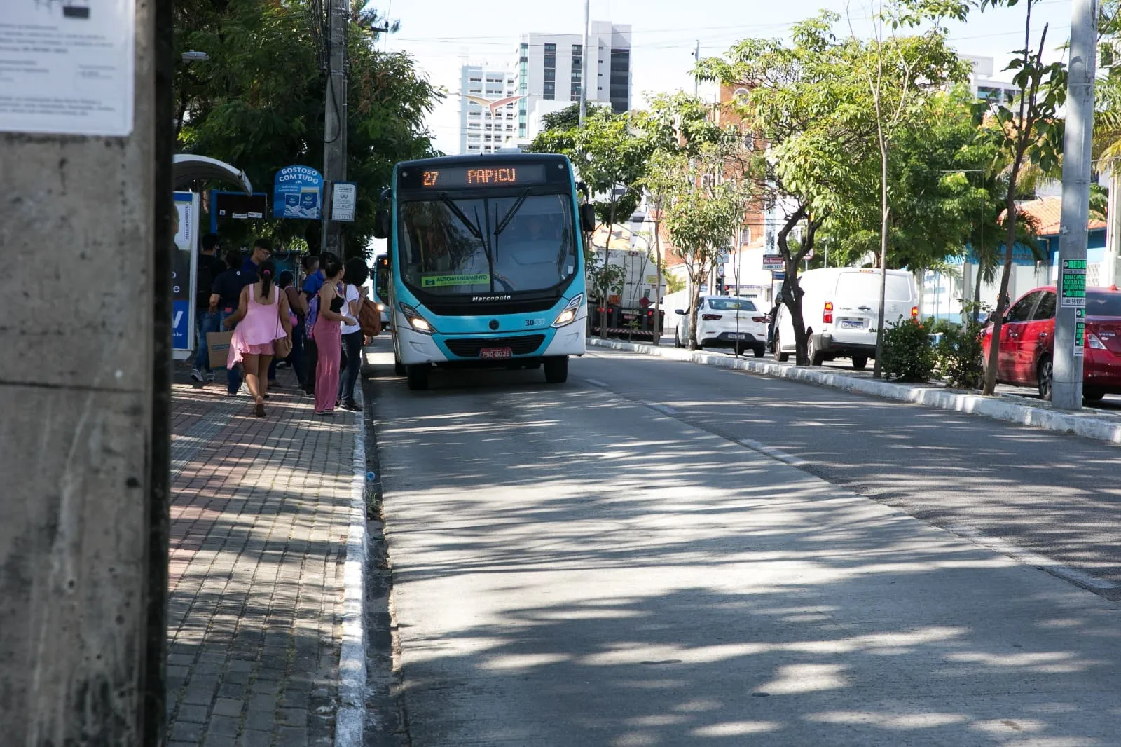 Uma das paradas de ônibus na Desembargador Moreira. Cimento Portland é o usado para evitar maior desgaste