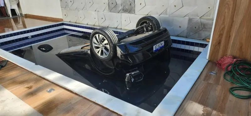 carro afundado em piscina