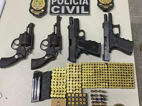 Quatro armas de fogo e mais de 400 munições foram apreendidos com o suspeito