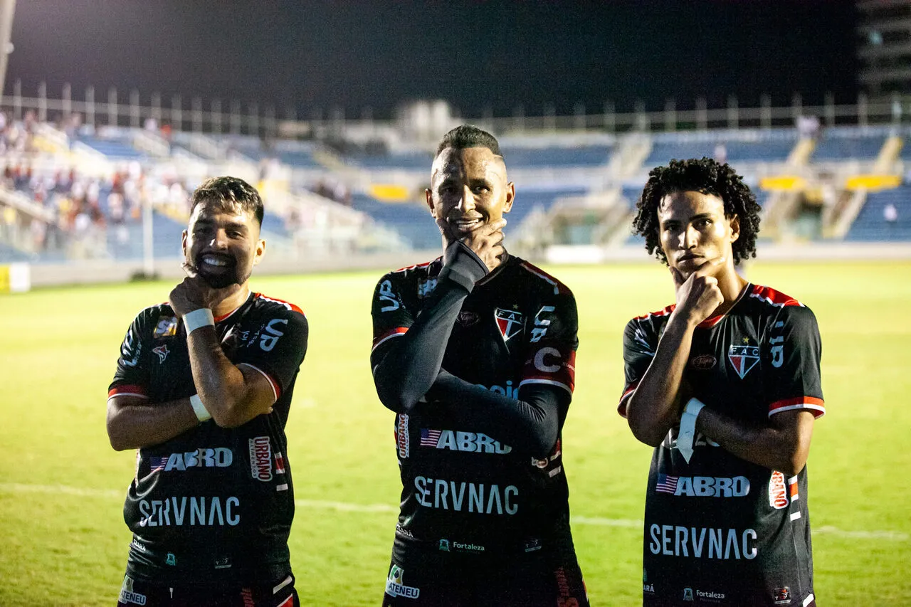 Ciel comemora o gol ao lado dos companheiros.