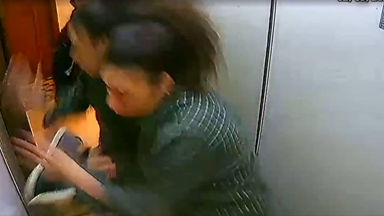 Imagem mostra momento em Victor Meyniel bate a cabeça contra vidro de elevador após ser empurrado por Victor Meyniel