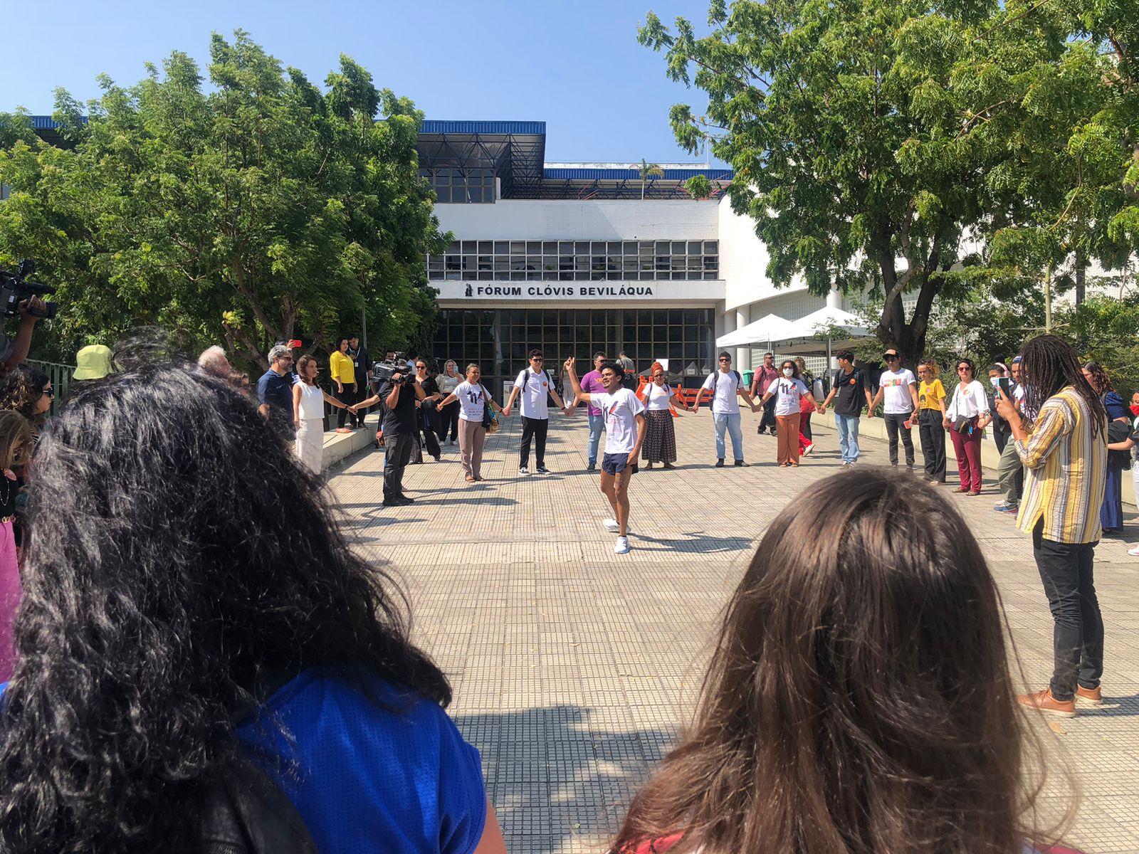 Familiares de vítimas reunidos na área externa do Fórum Clóvis Beviláqua