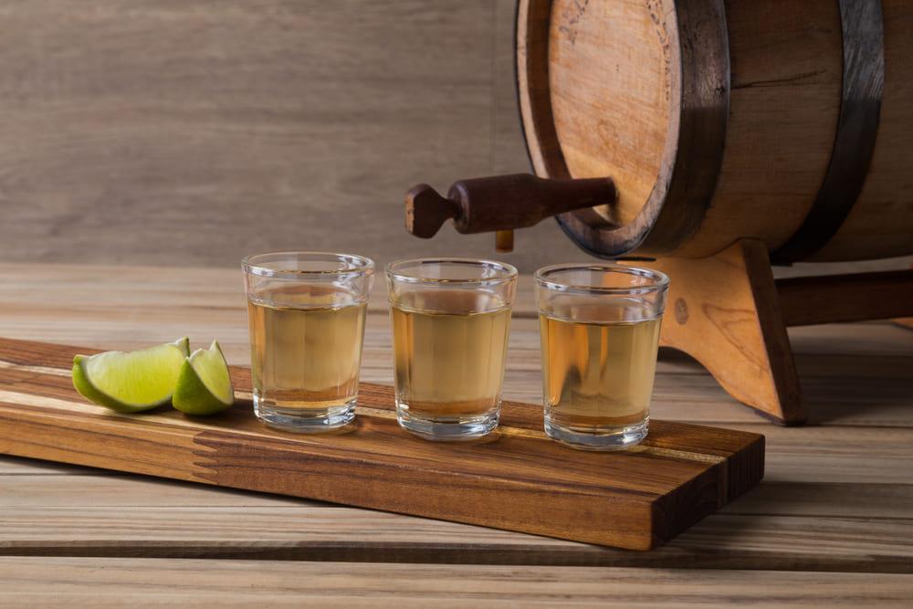 Copos de cachaça com limão