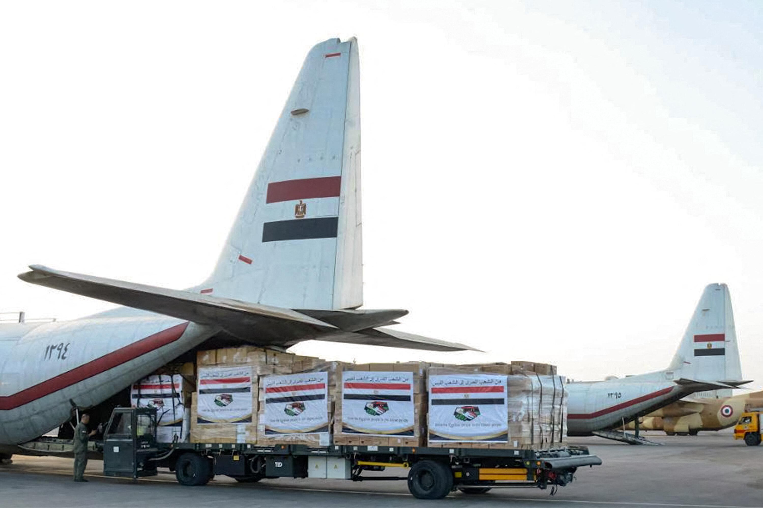 Ajuda humanitária fornecida pelo Egito aos desabrigados na Líbia. Avião egípcio Force C-130 Hercules na Base Aérea de Almaza, no leste do Cairo.