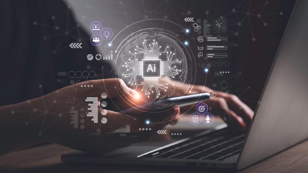 Imagem conceitual de uma pessoa segurando um celular, com close na mãe, enquanto aparece AI, de Inteligência Artificial, no centro da imagem.