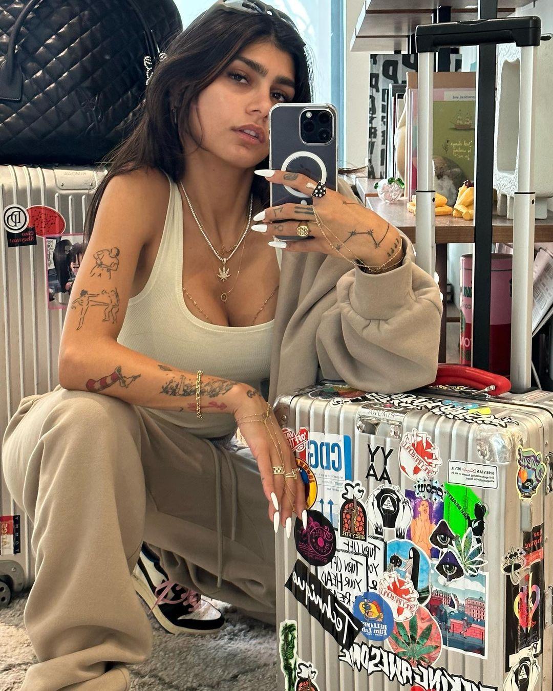 Ex-atriz Mia Khalifa, Anita e Carol G