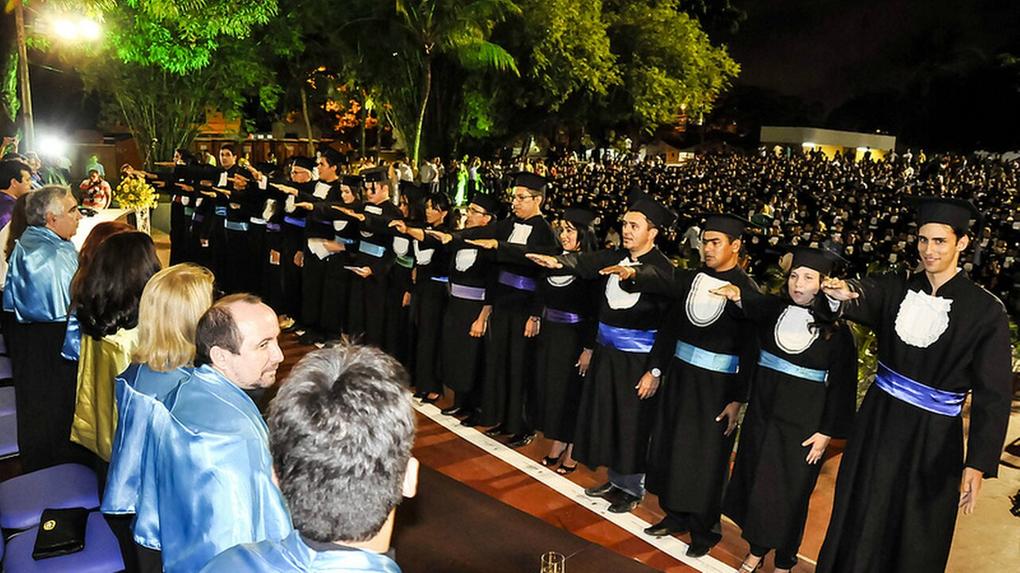 Formando colando grau em cerimônia na Universidade Federal do Ceará
