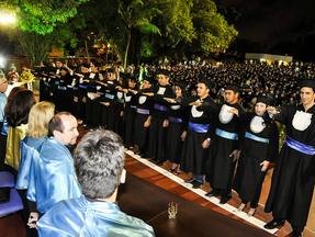 Formando colando grau em cerimônia na Universidade Federal do Ceará