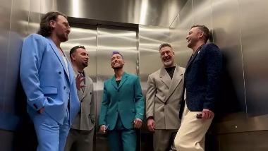 Imagem da banda NSYNC em um elevador