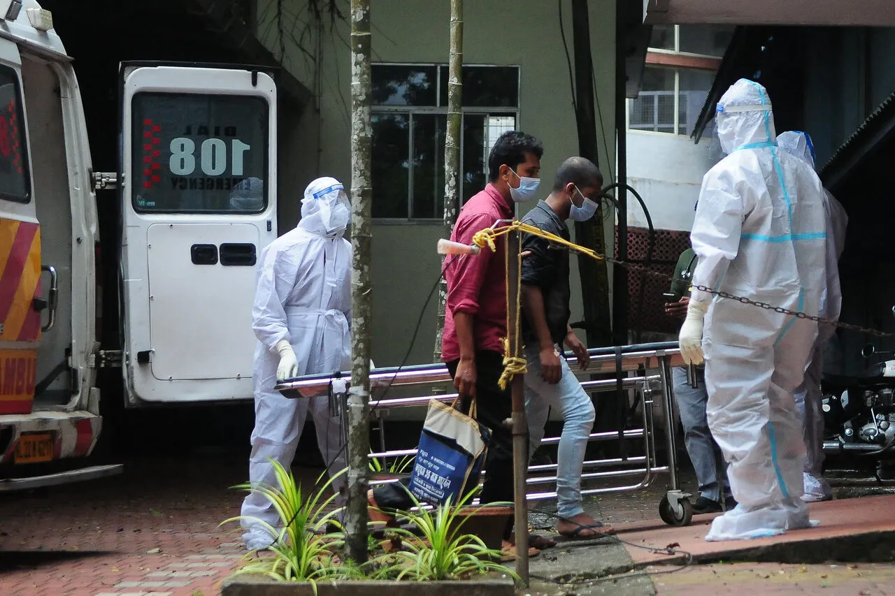 Índia enfrenta surto de vírus Nipah