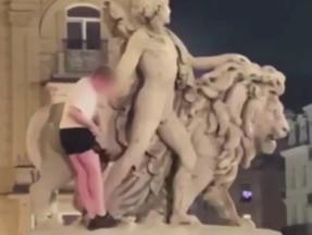 Turista bêbado quebrou estátua em Bruxelas