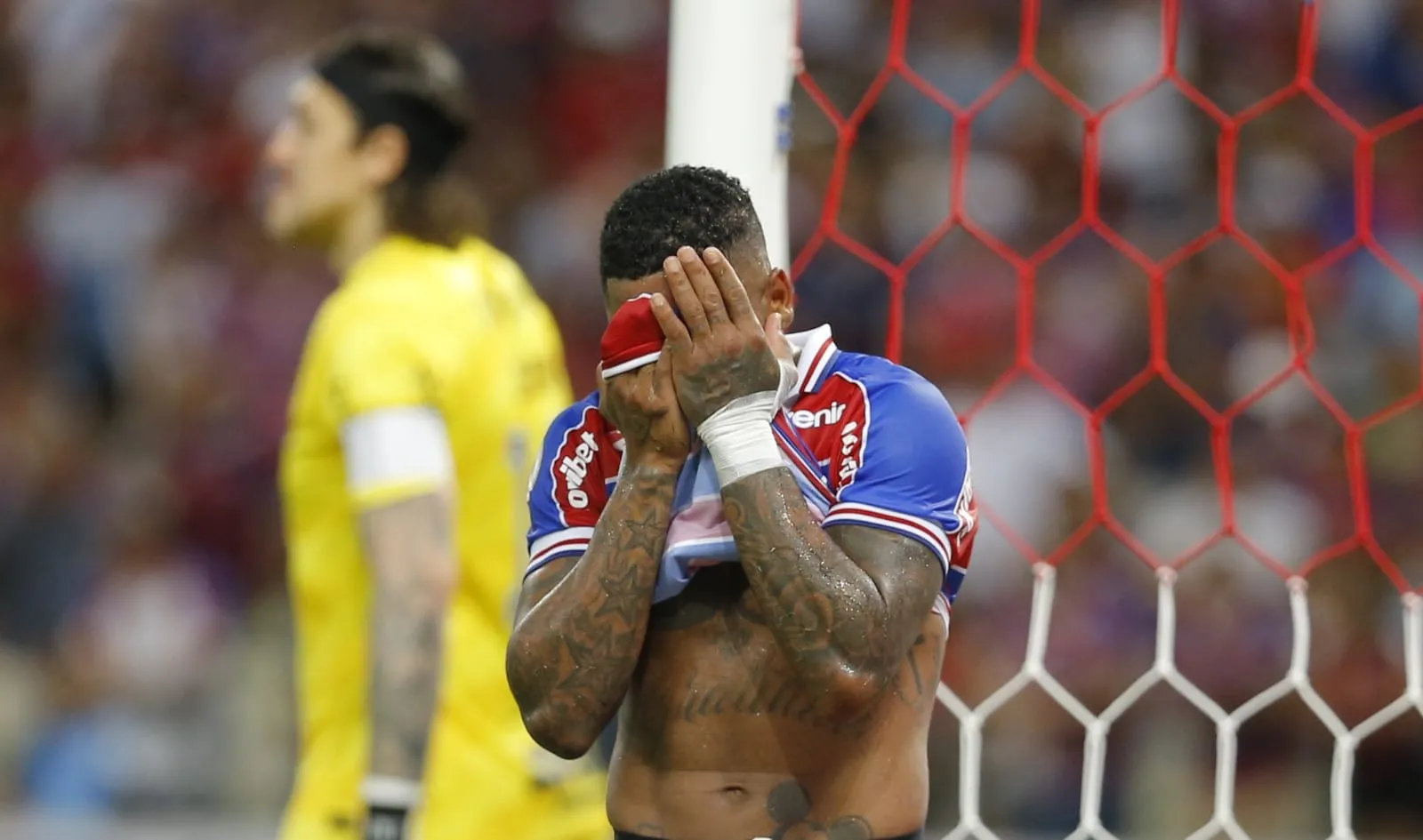 Marinho perdeu um pênalti e deixou o campo lesionado