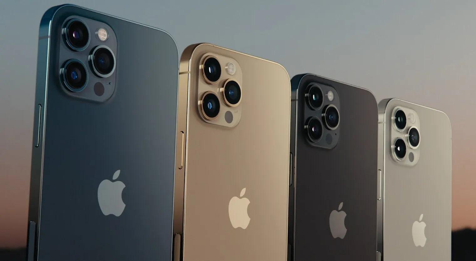 Imagem mostra quatro aparelho modelo iPhone 12 enfileirados em foto divulgação da Apple. Modelo teve venda suspensa na França, em 12 de setembro de 2023, devido ao excesso de emissão de radiação