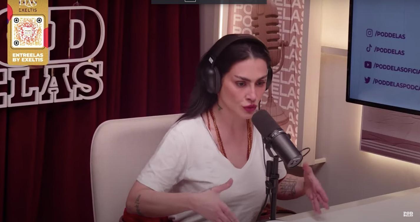 Imagem da atriz Cleo no podcast PodDelas