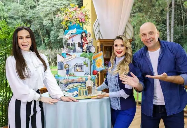 Imagem da apresentadora juntamente aos jurados do programa Bake Off Brasil